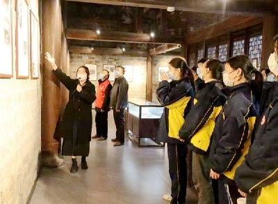 ​房县实验中学开展红色教育基地徒步实践活动