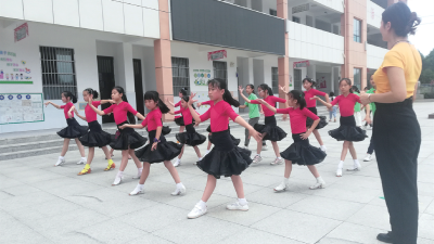 乡村少年宫文化生活丰富多彩