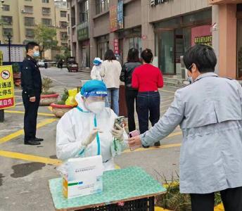  县直党员干部积极下沉社区助力区域核酸检测
