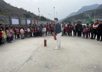 房县万峪河乡：消防演练进校园  筑牢防火墙