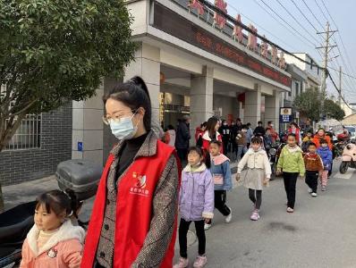 陪你同行 伴你成长----房县幼儿园开展关爱未成年人活动