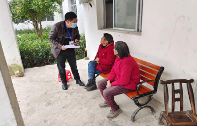 上龛乡人社中心：上门办理解烦忧  贴心服务零距离