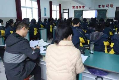房县野人谷中学赴房县实验中学开展青年教师跟岗学习