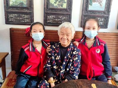 房县天明小学：关爱老人  传递爱心