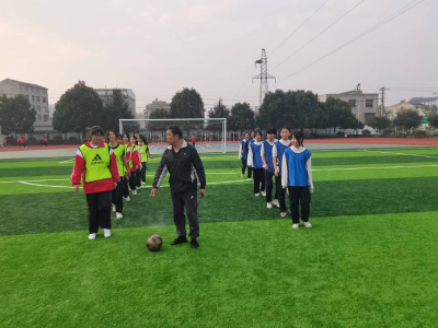 七河中学举办第三届校园班级足球联赛