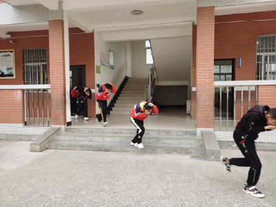 门古寺镇秦口小学开展消防应急疏散演练活动