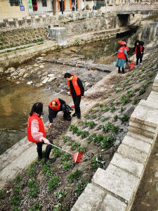 窑淮镇窑淮学校：清理河道垃圾 为家乡美丽出力
