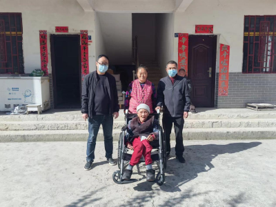 上龛乡：真情帮扶送轮椅  温暖百岁老人心