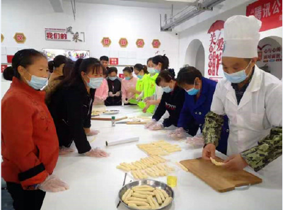 “巧手”做麻花  浓浓邻里情