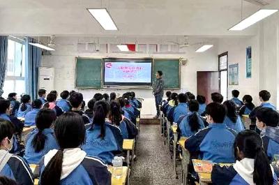 房县实验中学开展法治教育主题班会