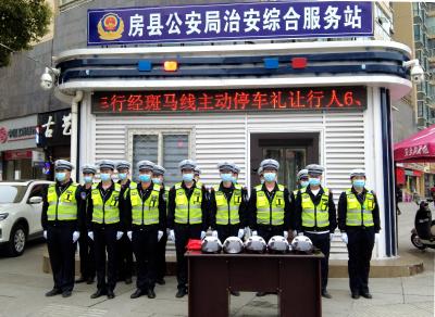 创文进行时：交警为群众送头盔 您的安全我来守护