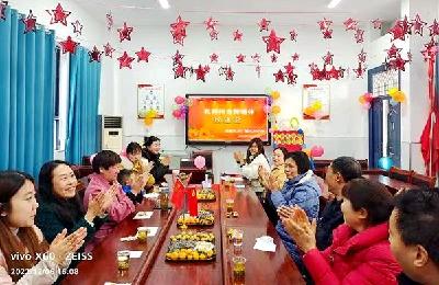 大木厂镇大木小学：召开退休教师欢送座谈会