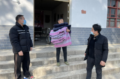 红旗村：棉衣棉被送上门 群众暖身更暖心