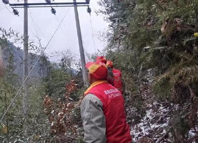 国网房县供电公司野人谷供电所：特巡清障抗冰雪 冬季保电正当时