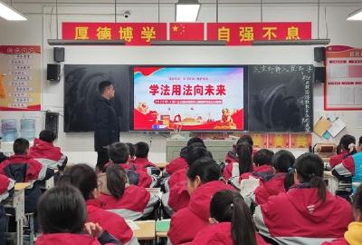 房县城关一中：多形式开展宪法宣传活动