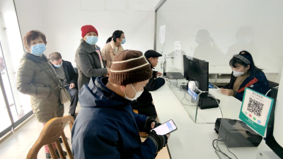 市民踊跃办卡 体验绿色出行