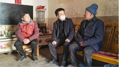 陶克坤春节前夕走访慰问困难党员和群众