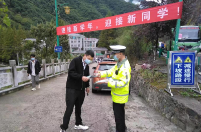 安全“警”相随 县交警大队全力护航开学季