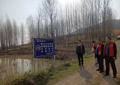 房县城关镇花宝小学 气温回升防溺水  教师巡河保平安