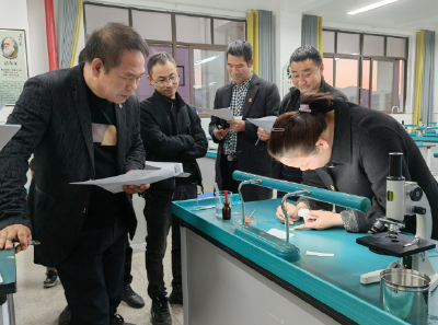 房县思源实验学校：教师变身“小考生” 实验操作展技能