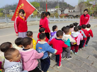 军店镇中心幼儿园：拥抱春天  快乐无限