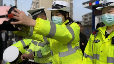 县交警大队：节日送头盔，守护女神平安行
