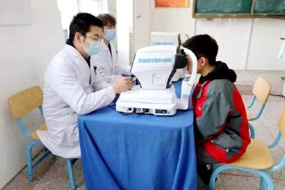 房县实验中学：推进视力筛查 守护“睛”彩未来