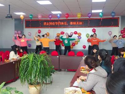 多彩“三八”  最美芳华——房县军店小学开展 “三八节”庆祝活动