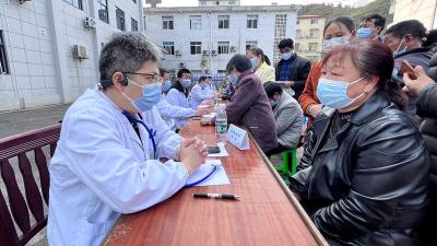县中医院：家门口挂上“专家号”！省级中医来我县开展大型义诊活动