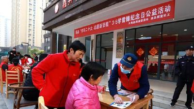 暖春三月学雷锋 房县消防在行动