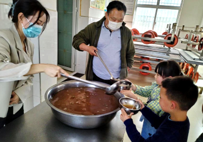 白鹤镇长龙小学：为师生熬制中药汤剂预防春季流行病