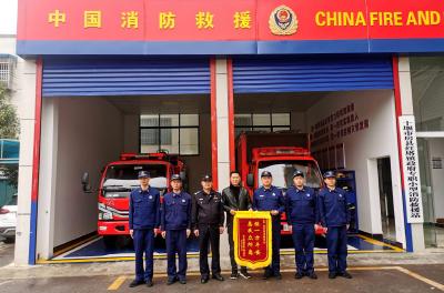 县消防救援大队：火速救援暖人心，群众感恩送锦旗