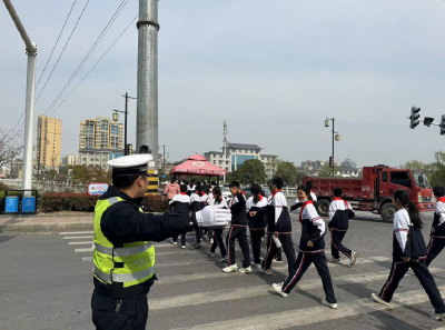 县交警大队：全力护航学生春游平安路