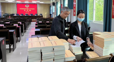 房县新华书店 深化“特色”服务 扩大“全民阅读”影响力