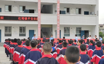 红塔镇谢湾小学：安全意识从小抓 平安农机进校园
