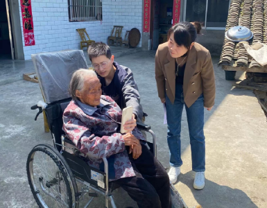 尹吉甫镇人社中心：养老认证送上门 服务群众零距离