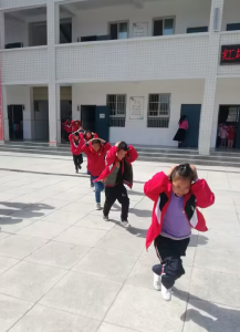 红塔镇谢湾小学组织开展防震应急演练活动