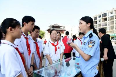 房县举行“6.26”国际禁毒日宣传活动