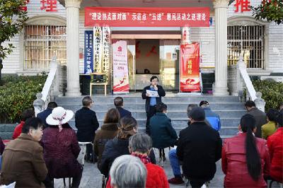 手握“红笔”育英才——记教育部高校网络教育名师胡文江