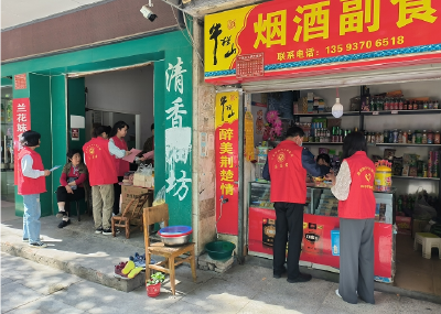 县林业局志愿服务进小区开展安全隐患大排查