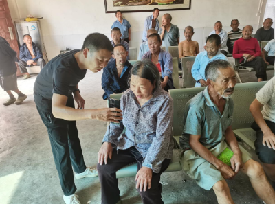 万峪河乡人社中心：关爱五保老人  资格认证送上门