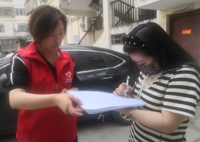 房县文联“身入”小区“深入”开展环境整治