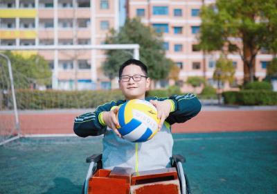 “板凳男孩”方宇翔，军姿挺拔！