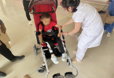 暖心！残疾儿童获赠“爱心轮椅”