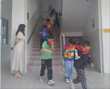 姚坪乡黄玉口小学：开展消防逃生演练活动