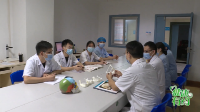 女子拍片发现下巴有个洞！十堰医生：取这儿的骨头补