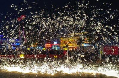 房县：非遗“打铁花”欢乐庆“双节”