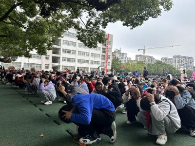 房县实验中学：开展地震应急逃生演练活动