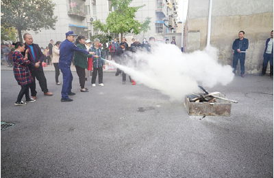 城关镇:消防演练进小区 辖区平安共守护