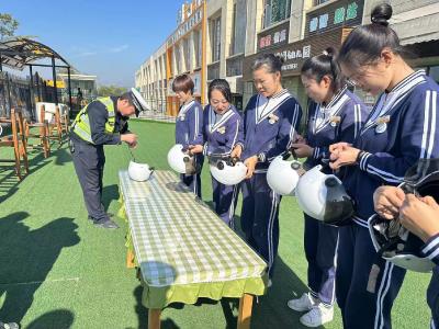 房县交警：“安全头盔”进校园  携手共建平安路